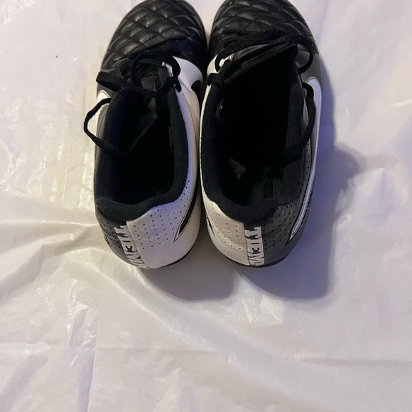 Nike Cleats Shoes for Boys - Picture 4 of 7